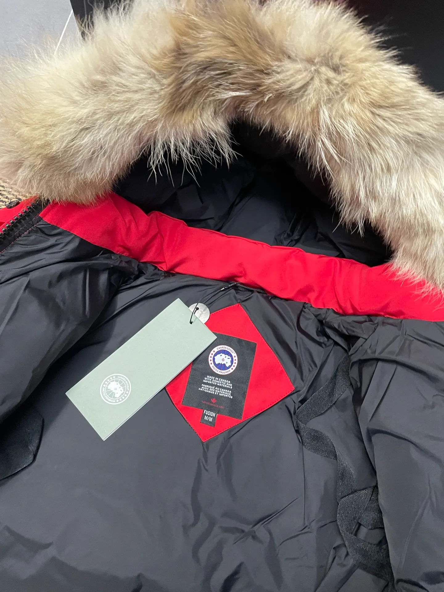 P880 Canadian CANADA GOOES 04 model/women's model. Both the Arctic and Antarctic scientific expedition teams and others choose Canada Goose as their cold-proof equipment. They are the Rolls-Royce of down jackets.  ➖ Industry-leading anti-counterfeiting chip sensing.  ➖ Imported Behringer embroidery machines and customized embroidery labels, the highest level and industry leading.  ➖ Imported Korean 21-count polyester-cotton blended original fabric, TC85 waterproof coated fabric, water-repellent, windproof and wear-resistant.  ➖ The new national standard 80 white duck down is filled with an average of 520 grams of down. The amount of down filled is industry-leading.  ➖ 100% nylon lining with double double-layer sealing design to prevent velvet running, and seamless thread design on the cuffs!  ➖ Western Canadian Green Wolf Collar.  ➖ Yoshida YKK provides original factory-customized electroplated sliders. YKK two-way lockable zippers are tight and smooth and do not peel off paint.  ➖ 3M composite Velcro is durable and the accessories and hardware are all custom-made. Only for the purest goose, the most dedicated, the most professional, the highest quality, the highest cost performance!    SIZE:XS-XXL
